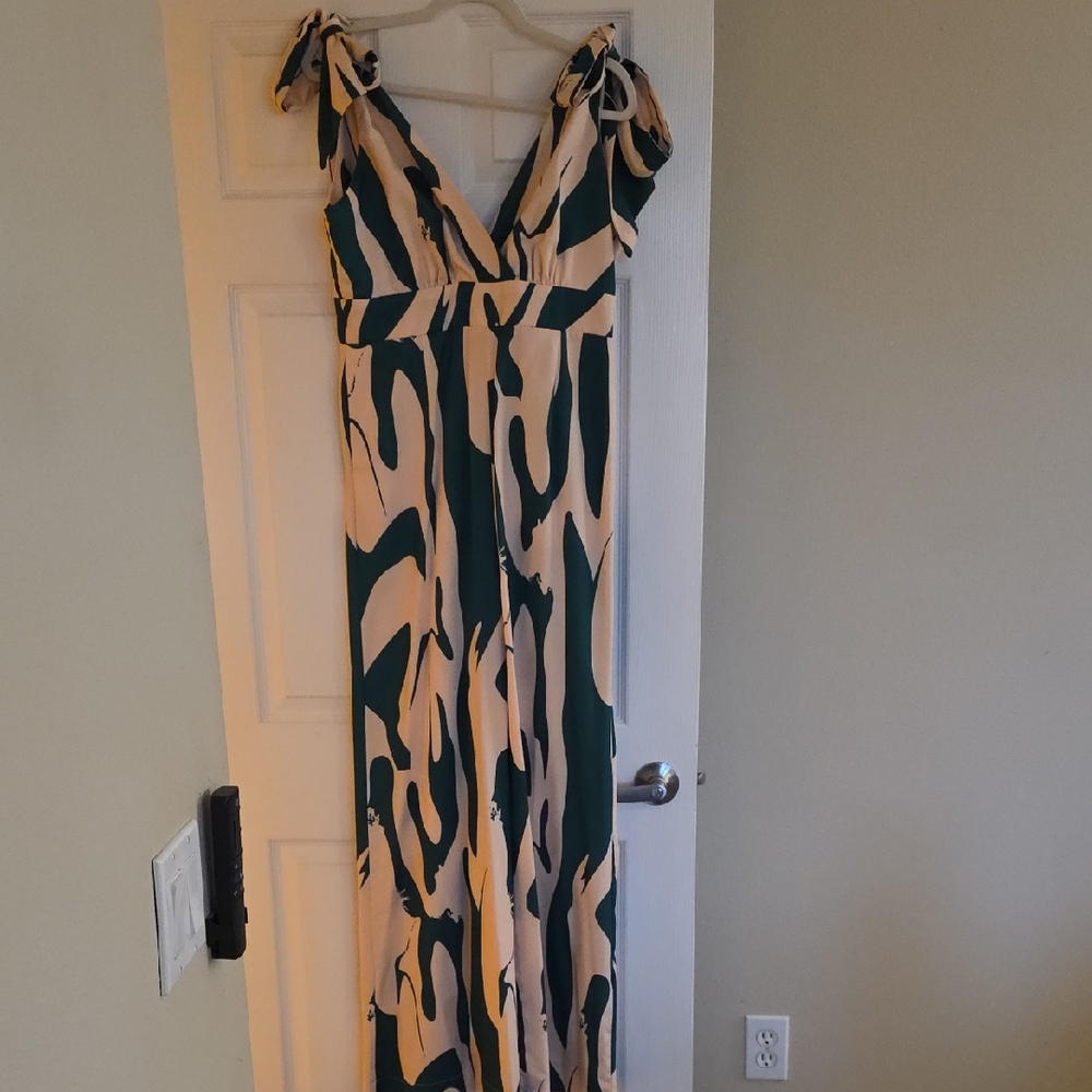 Elegant Maxi Dress in Green and Cream